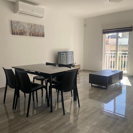 F10 Room 1, Private Double Room With Private Bathroom In Shared Flat Msida Exterior photo